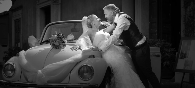 sposo e sposa su auto